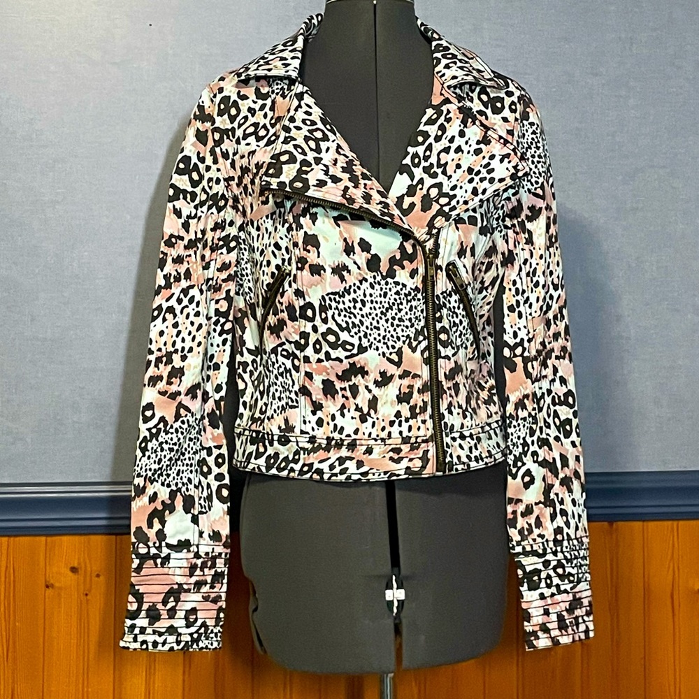 🔥3 for $15 Sale- EUC- Leopard print denim jacket